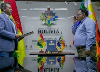 El ministro Gallardo posesiona a Nina como nuevo presidente de YLB. Foto: Ministerio de Hidrocarburos.
