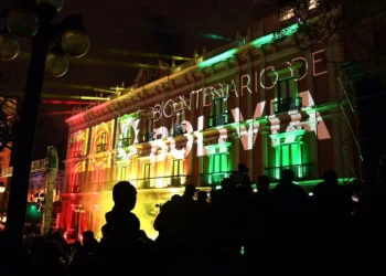 El palacio de Gobierno es iluminado con los colores de Bolivia.
