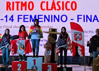 La ajedrecista Nicole Mollo con la tricolor boliviana posa en el N° 1 del podio del Panamericano (FBA)
