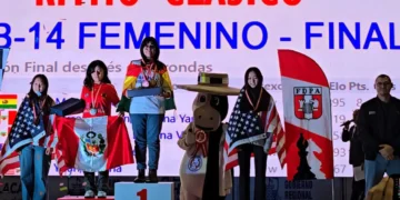 La ajedrecista Nicole Mollo con la tricolor boliviana posa en el N° 1 del podio del Panamericano (FBA)