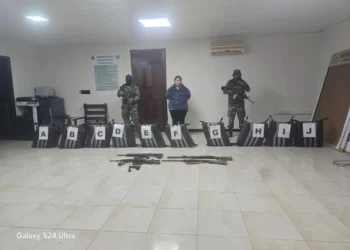 Las sustancias controladas y las armadas halladas en el operativo. Foto: Fiscalía.