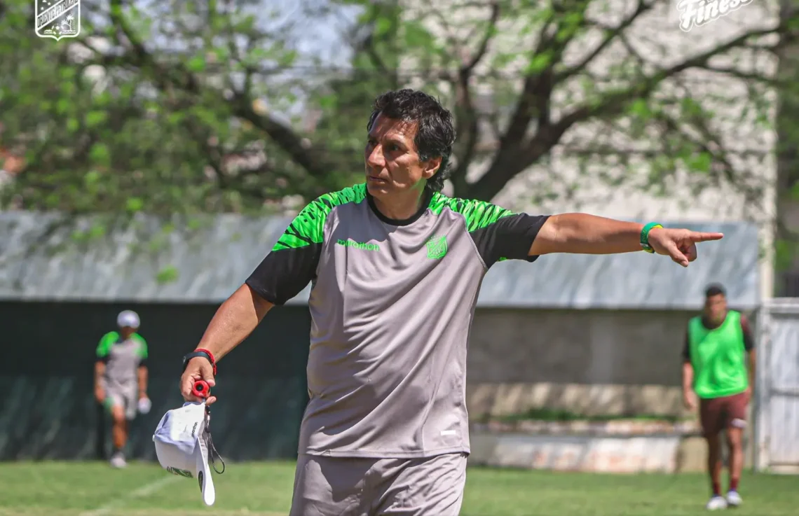 Álvaro Peña durante sus primeros entrenamientos al mando de Oriente (Oriente Petrolero)