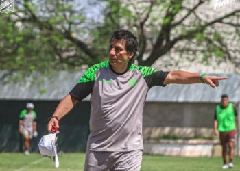 Álvaro Peña durante sus primeros entrenamientos al mando de Oriente (Oriente Petrolero)