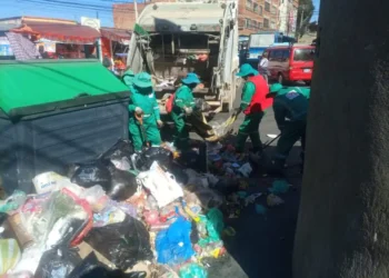 Trabajadores de La Paz Limpia ejecutan el plan de recojo de residuos. Foto: AMUN.