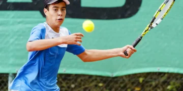 El tenista boliviano Matías Rivero en pleno partido