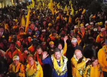 Samuel Doria Medina en la multitudinaria caminata por el cierre de su campaña.
Foto: Samuel Doria Medina.