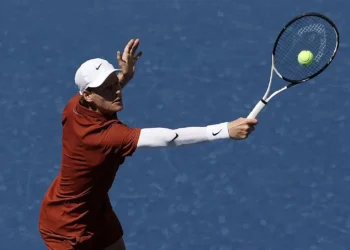 El tenista italiano Jannick Sinner en pleno partido (AFP).