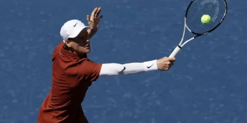 El tenista italiano Jannick Sinner en pleno partido (AFP).