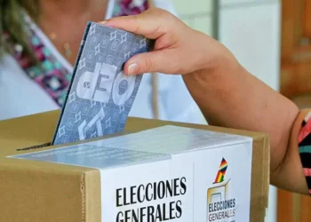Votante deposita su papeleta en la urna durante las elecciones generales, ejercicio clave de la democracia boliviana.
Foto: Archivo