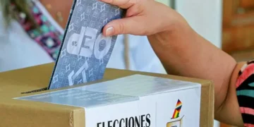 Votante deposita su papeleta en la urna durante las elecciones generales, ejercicio clave de la democracia boliviana.
Foto: Archivo