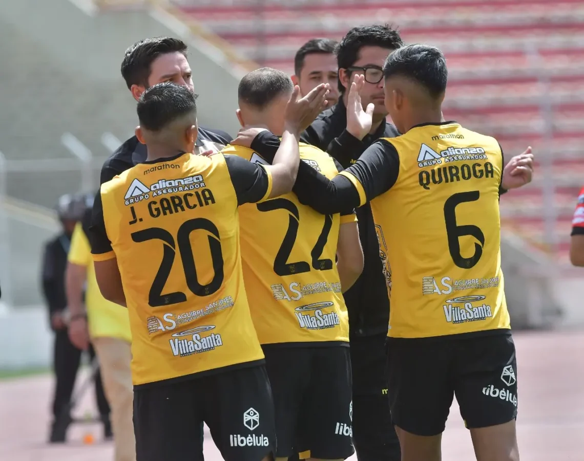 Los atigrados celebran el segundo gol en el Hernando Siles (APG).