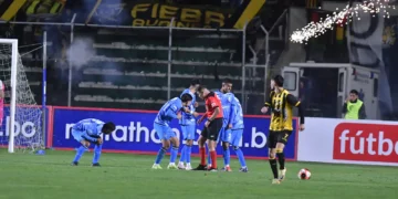 Instantes en los que comienzan el lanzamiento de petardos y bengalas al campo de juego (APG)