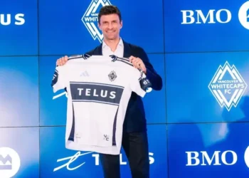 Thomas Müller sostiene la camiseta de su nuevo equipo, Vancouver Whitecaps, de la MLS. (FOTO: AFP)