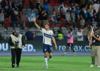 Thomas Muller saluda a los hinchas del Vancouver Whitecaps en su debut en la MLS. (FOTO: AFP)