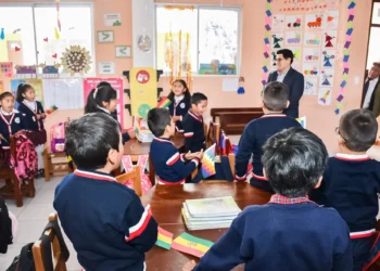 El ministro de Educación, Omar Veliz, con niños de una unidad educativa de Potosí. Foto: Ministerio de Educación.