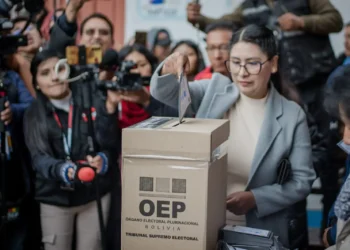 La alcaldesa de El Alto y excandidata presidencial, Eva Copa, al emitir su voto. Foto: GAMEA.