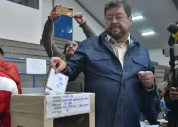 El candidato Samuel Doria Medina votó en La Paz. Foto: APG.