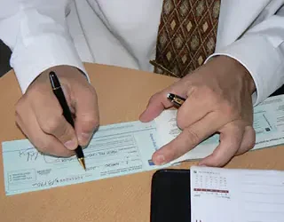 La emisión de un cheque. Foto: Archivo.