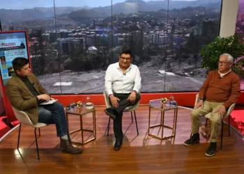 Armando Ortuño y Alberto Bonadona en entrevista con Piedra, Papel y Tinta de La Razón. Foto: Oswaldo Aguirre.