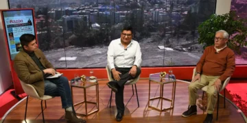 Armando Ortuño y Alberto Bonadona en entrevista con Piedra, Papel y Tinta de La Razón. Foto: Oswaldo Aguirre.