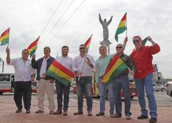 La dirigencia de la CAO junto a los cívicos de Santa Cruz participan de la entrega de banderas.