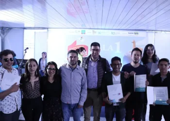 Los ganadores del concurso junto al secretario de Culturas, Rodney Miranda. Foto: GAMLP