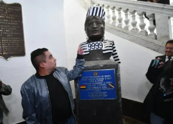 El diputado Alberto Astorga vistió el busto del expresidente Evo Morales de reo.  (Foto: APG)