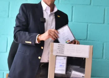 Jorge Tuto Quiroga emite su voto en la zona sur de La Paz.