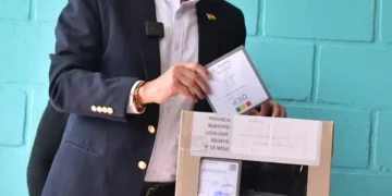 Jorge Tuto Quiroga emite su voto en la zona sur de La Paz.