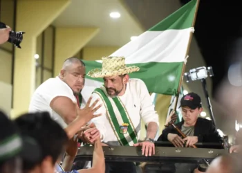 Luis Fernando Camacho en el vehículo que lideró la caravana de bienveida.
Foto: APG