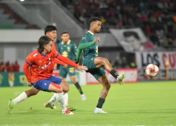El dominicano Dorny Romero domina el balón ante la marca del uruguayo Gonzalo Castillo (APG)