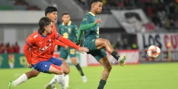 El dominicano Dorny Romero domina el balón ante la marca del uruguayo Gonzalo Castillo (APG)