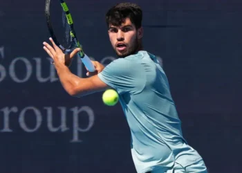 Carlos Alcaraz devuelve un golpe en la final del Masters 1000 de Cincinnati. (FOTO: AFP)