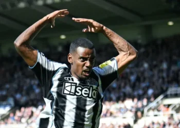 El delantero de Newcastle, Alexander Isak, se lamenta de una ocasión fallada de gol de la Premier League. (FOTO: AFP)