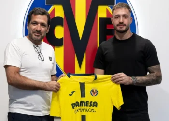 Arnau Tenas con la camiseta de Villarreal