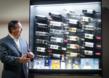 El presidente Luis Arce presenta los vinos y singanis. Foto: Lucho Arce.