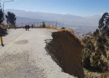 Vecinos de Tacagua caminan entre escombros e inseguridad por paralización de obras. FOTO: GAMLP