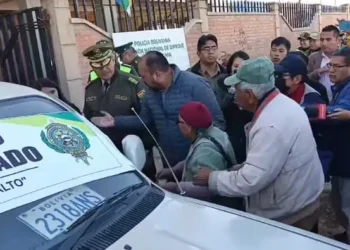 Autoridades entregaron el vehículo que les fue robado a una pareja de adultos mayores. FOTO: Ministerio de Gobierno.