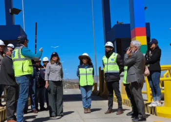 Jeannette Sánchez, representante de CAF en Bolivia, inspeccionó el proyecto. Foto: ABC.