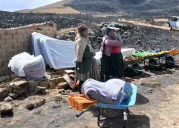 Seis familias fueron afectadas por el incendio en el Parque Tunari. FOTO: GADC