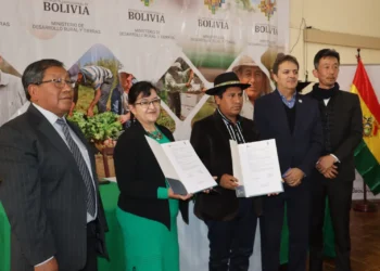 El convenio entre la UMSA y el Gobierno. Foto: Ministerio de Desarrollo Rural.