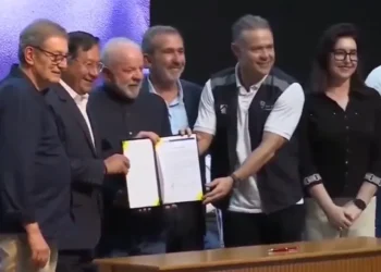 La firma oficial del convenio para la construcción de un puente entre Brasil y Bolivia. Foto: Lucho Arce.