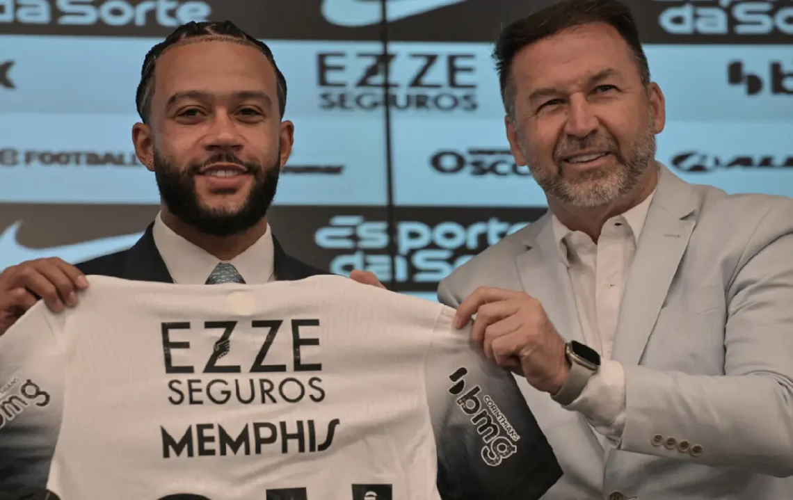 Memphis Depay, durante su presentación como nuevo jugador del Corinthians, al lado del entonces presidente del club, Augusto Melo. (FOTO: AFP)