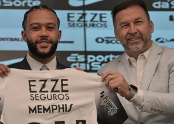 Memphis Depay, durante su presentación como nuevo jugador del Corinthians, al lado del entonces presidente del club, Augusto Melo. (FOTO: AFP)