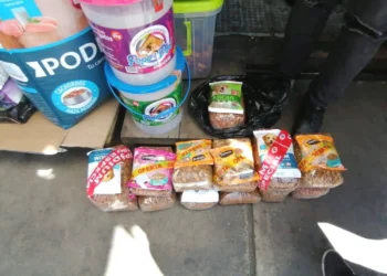 En un operativo la Intendencia y Defensa del Consumidor decomisaron productos para mascotas en vencidos. FOTO. GAMEA