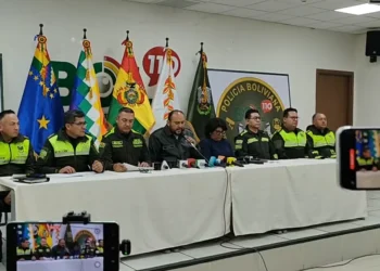El ministro Roberto Ríos informa sobre la jornada electoral. Foto: Ministerio de Gobierno.