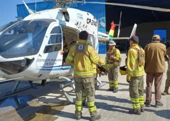 Uno de los helicópteros bolivianos que intenta sofocar incendios (imagen referencial). Foto: Defensa Civil.