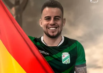 Henry Vaca con la bandera de Bolivia. (FOTO: Club Deportivo Oriente Petrolero)