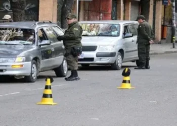 Referencial. Policías controlan los vehículos. (Foto: ABI)