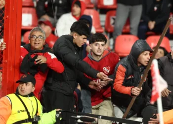 Incidentes entre hinchas de Independiente de Avellaneda y Universidad de Chile. (FOTO: AFP)